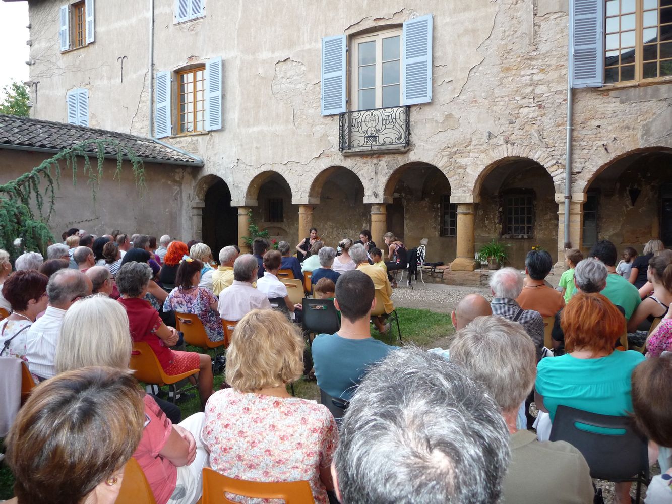 Concert du trio Malimu dans le cloître du couvent des Ursulines de Thoissey