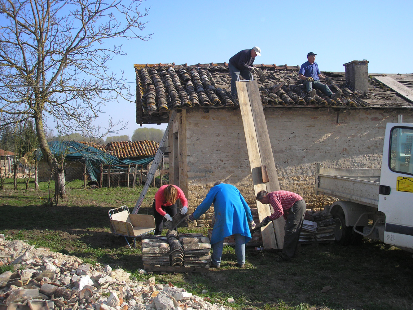 Travaux sur la toiture du four par des bénévoles en 2012