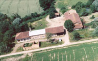 2000 : vue aérienne de l'ensemble des bâtiments avant restauration
