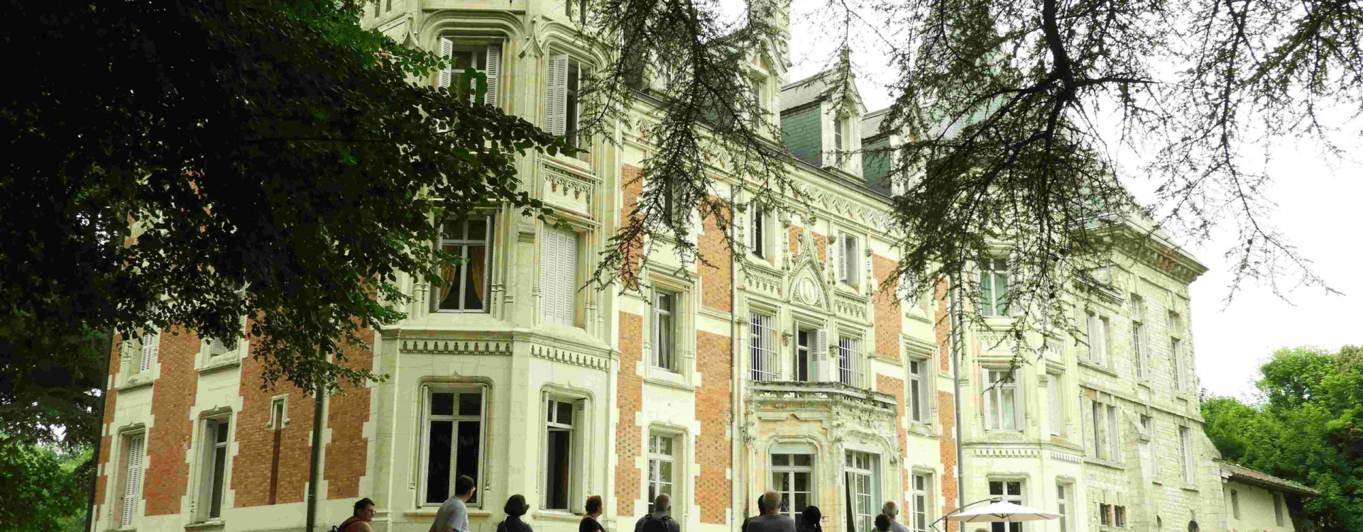 LAin-de-chateau-en-chateau-scaled